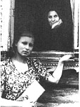 Т. Ф. Есенина (в окне) с внучкой Наташей